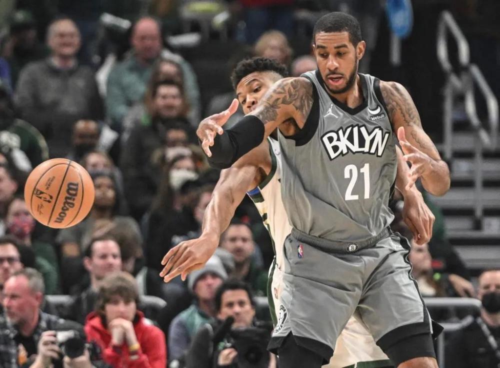 将球踢出一 将球踢出一